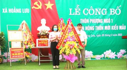 Ảnh 8. Đồng chí Trịnh Thị Quế - TVHU-Trưởng Ban Dân Vận-Chủ tịch MTTQ huyện trao hoa chúc mừng.JPG