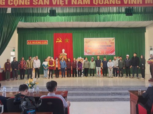 các hộ nghèo, KK lên nhận quà tết của các doanh nghiệp thanh hóa.jpg